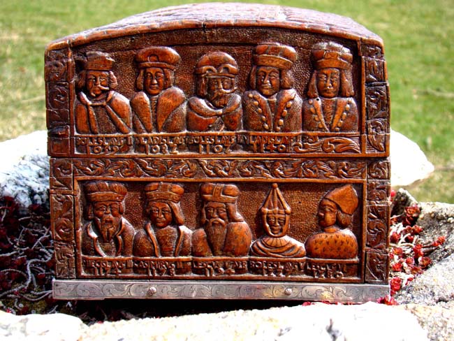 A Fine and unique 18th century carved box depicting the Kings and Queens of Poland from 550 to 1733 — image 4